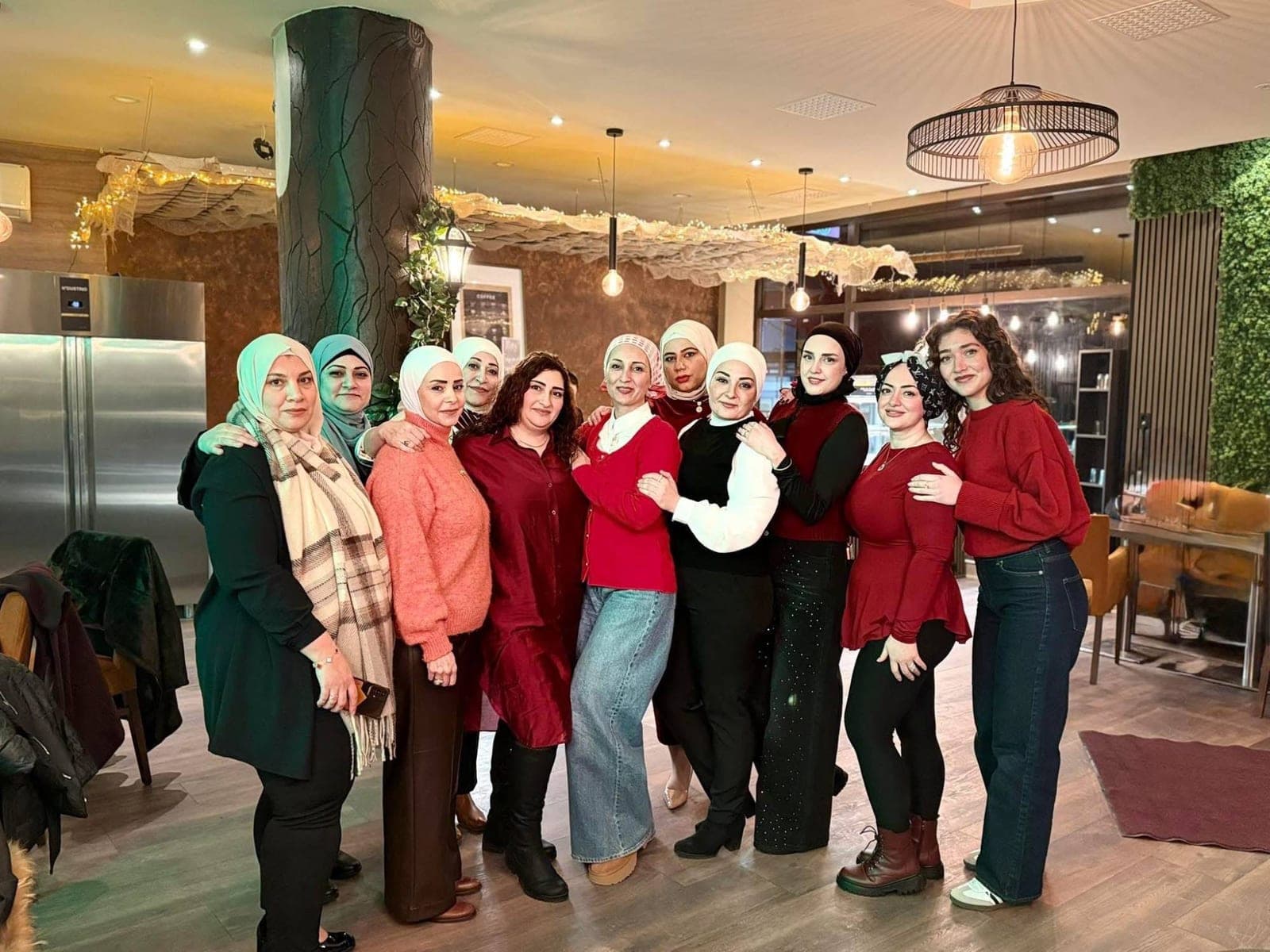 فريق العمل مجتمعًا بعد أول لقاء في العام