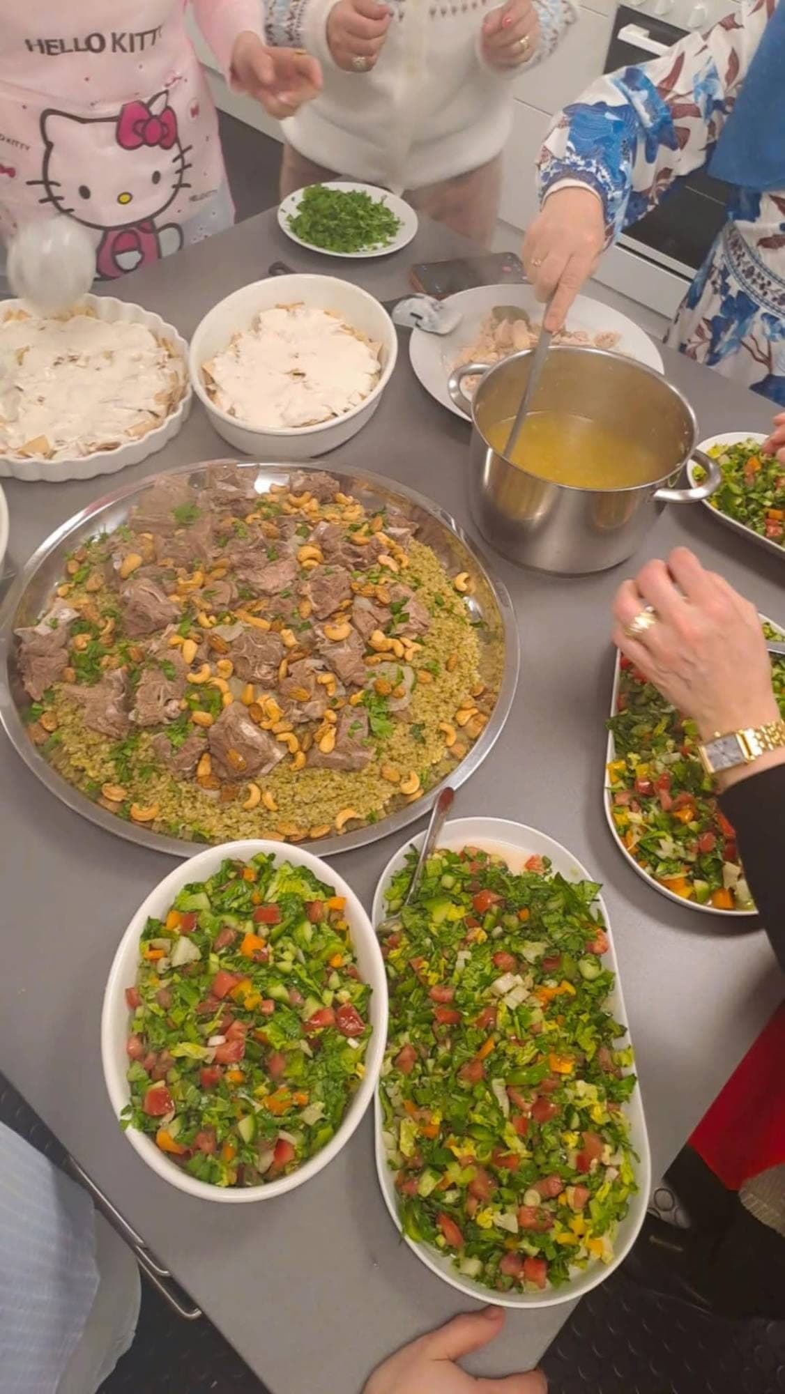 الأطباق على الطاولة: أرز مع اللحم والكاجو، وسلطات وطبخة