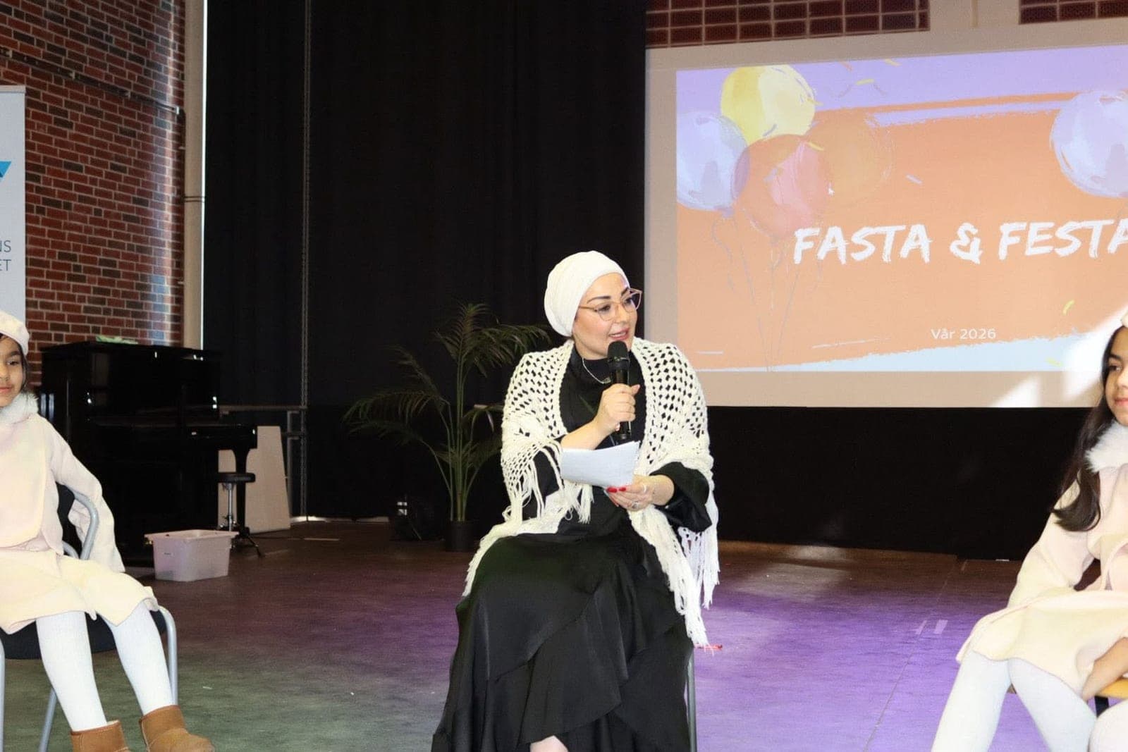 تقديم فقرات البرنامج من على المسرح