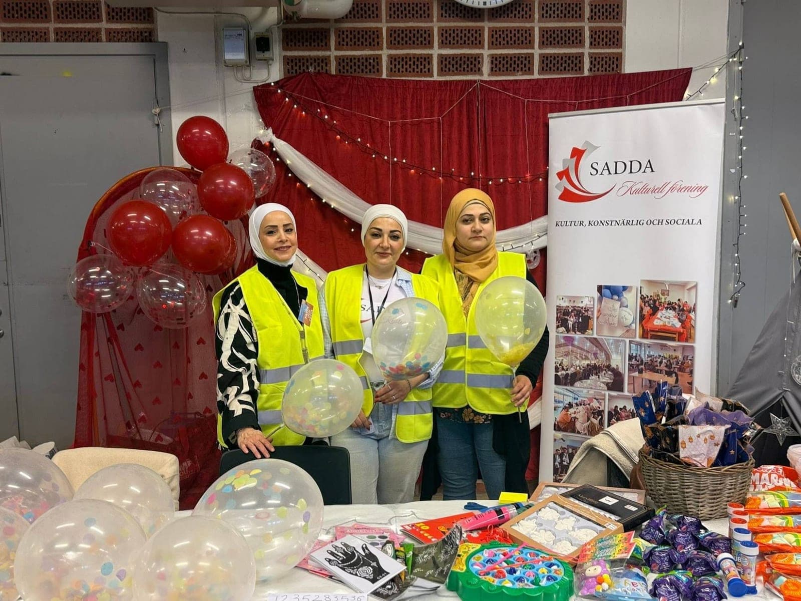 ثلاث من متطوّعات الجمعية إلى طاولة صدى خلال الاحتفالية