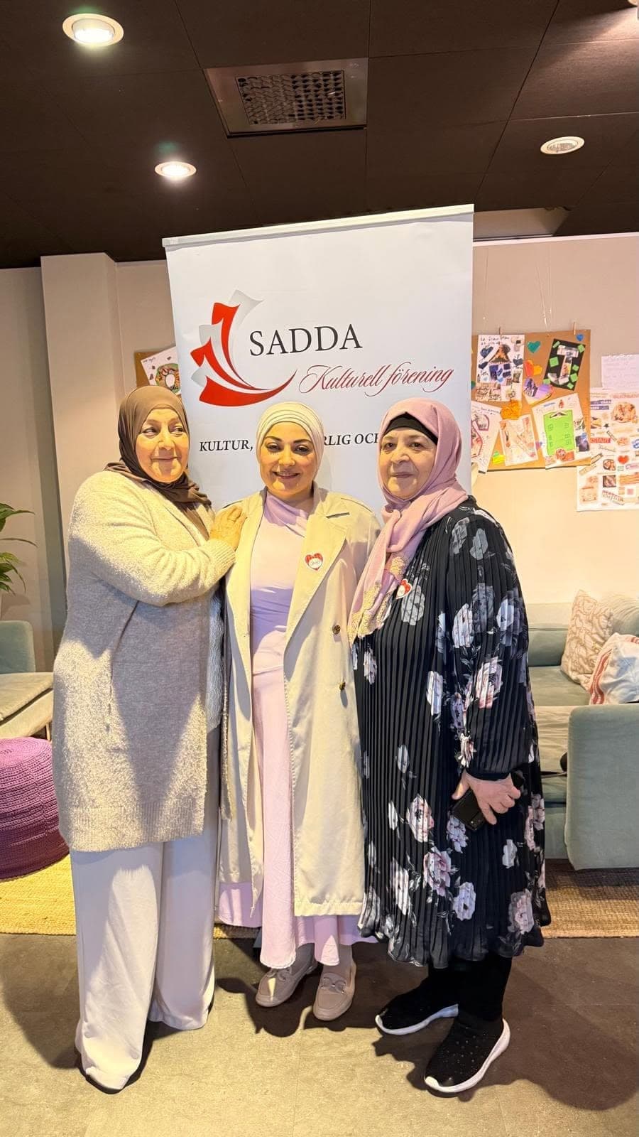 تكريم السيدات الأكبر سنّاً أمام راية الجمعية