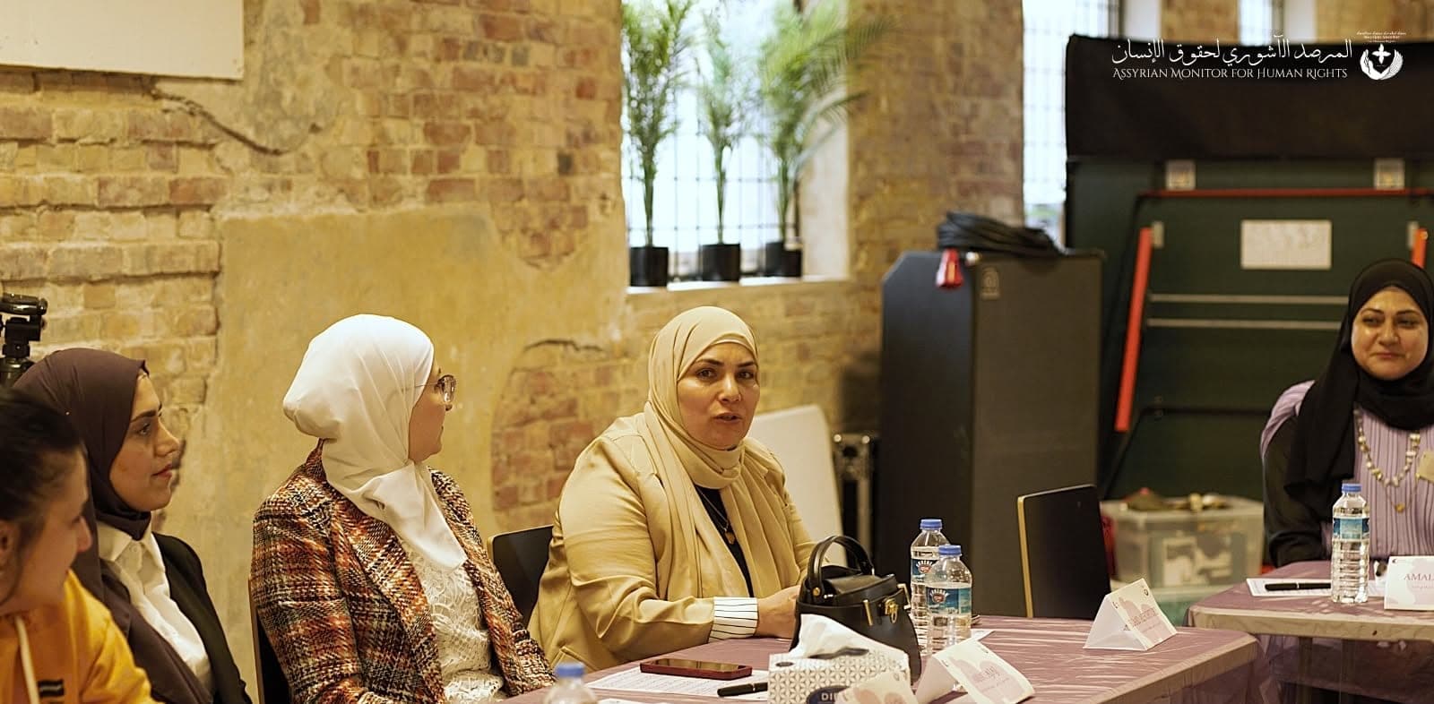 مشاركات إلى الطاولة، إحداهنّ في وسط مداخلة