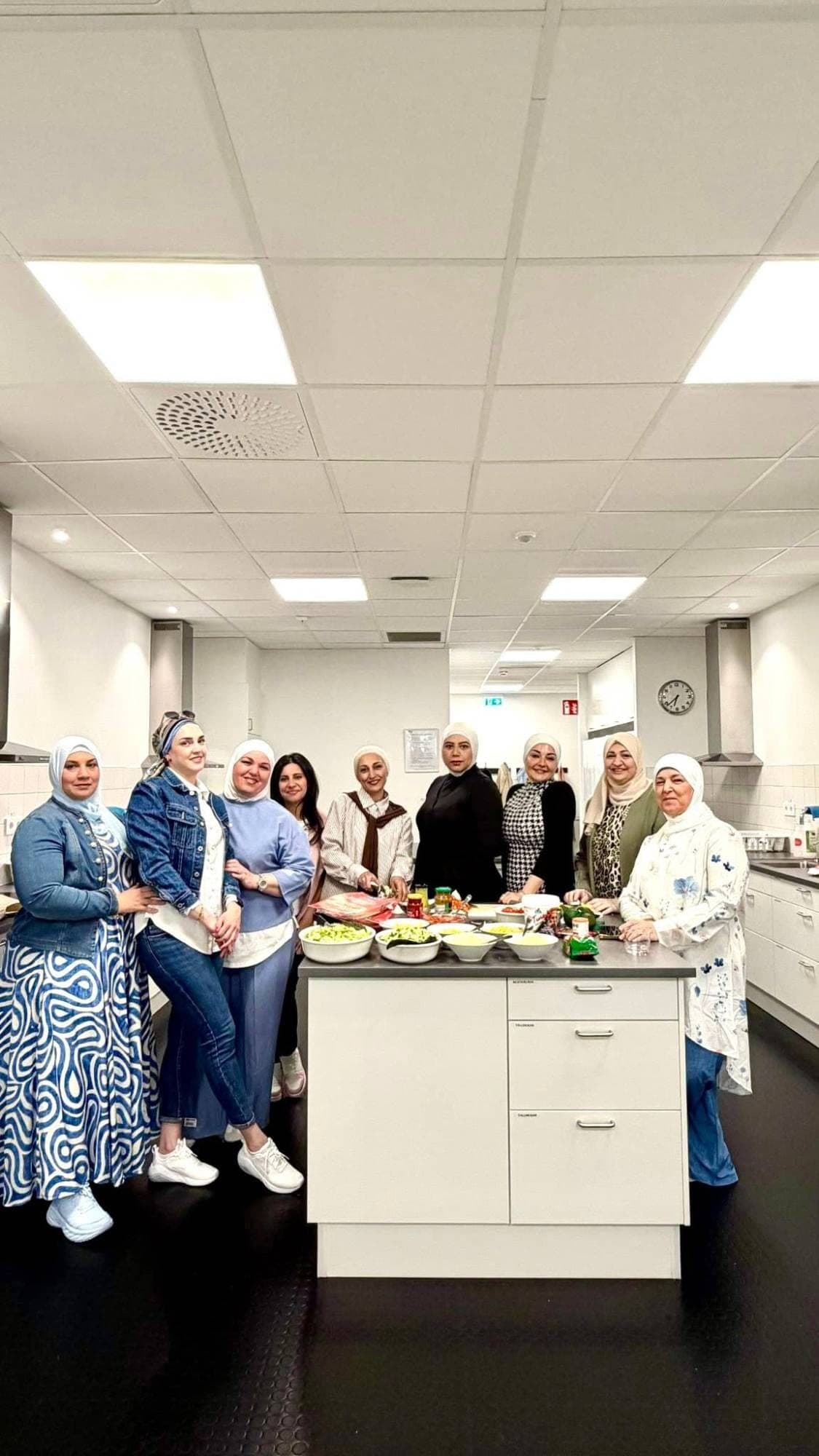المشاركات في المطبخ إلى الطاولة بعد إعدادها