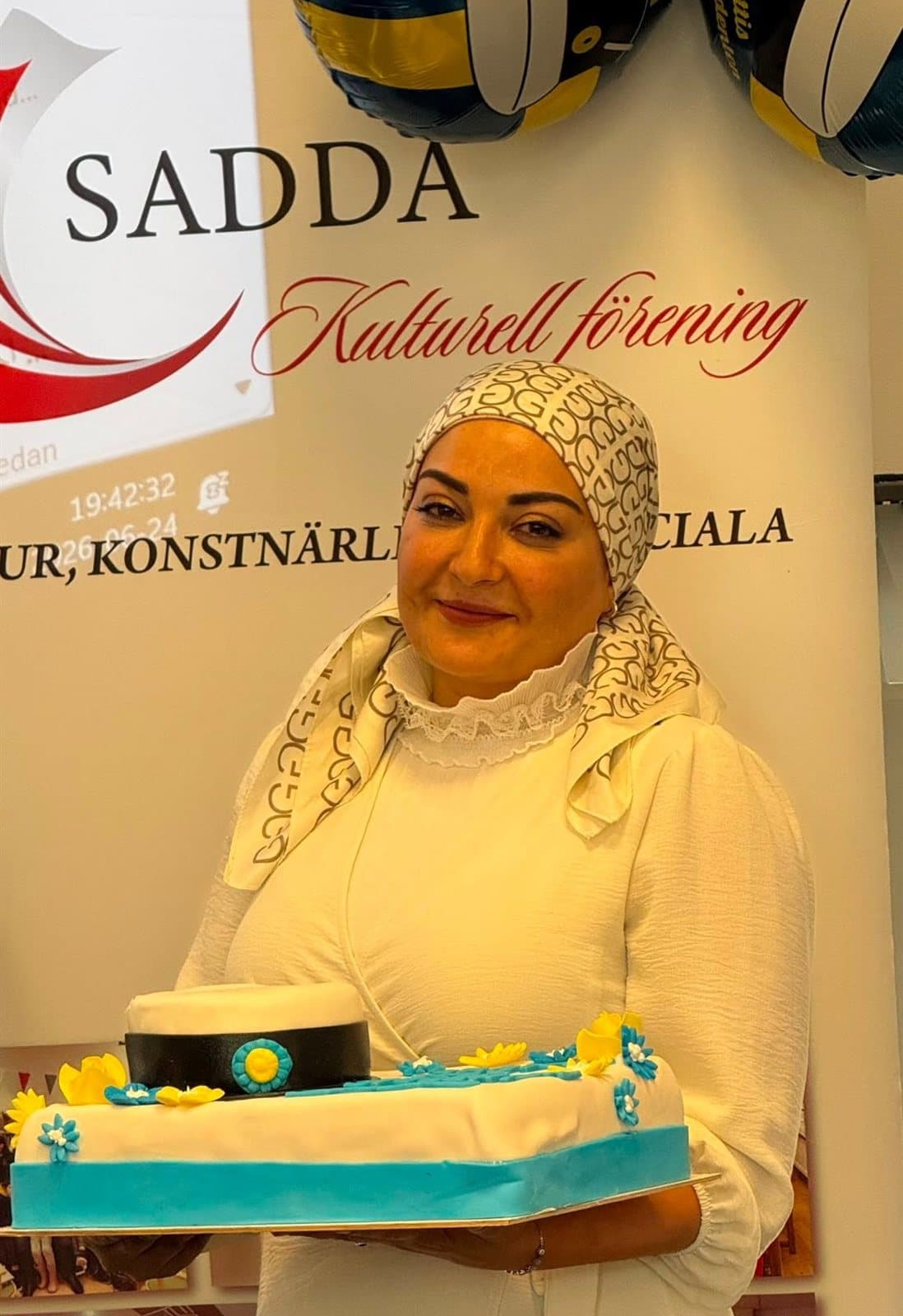 الحلوى تُحمَل أمام لافتة الجمعية