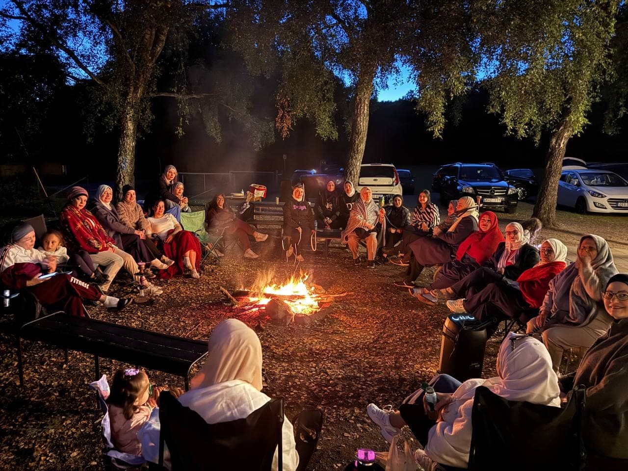 الأمسية حول النار، في حلقة تحت الأشجار